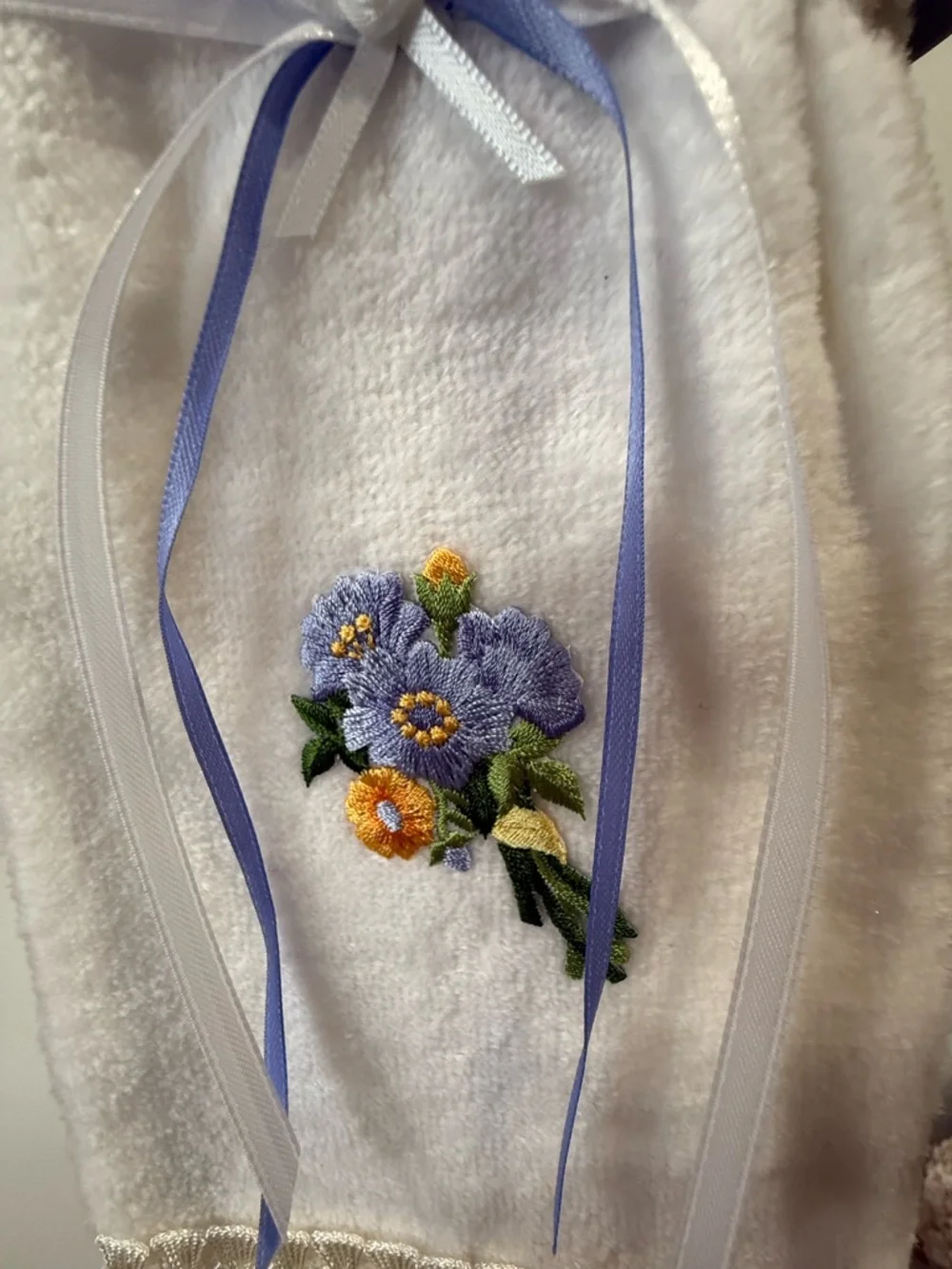 🪻White Floral Embroidered Lace Hand Towel and Toilet Paper Holder Set 🪻